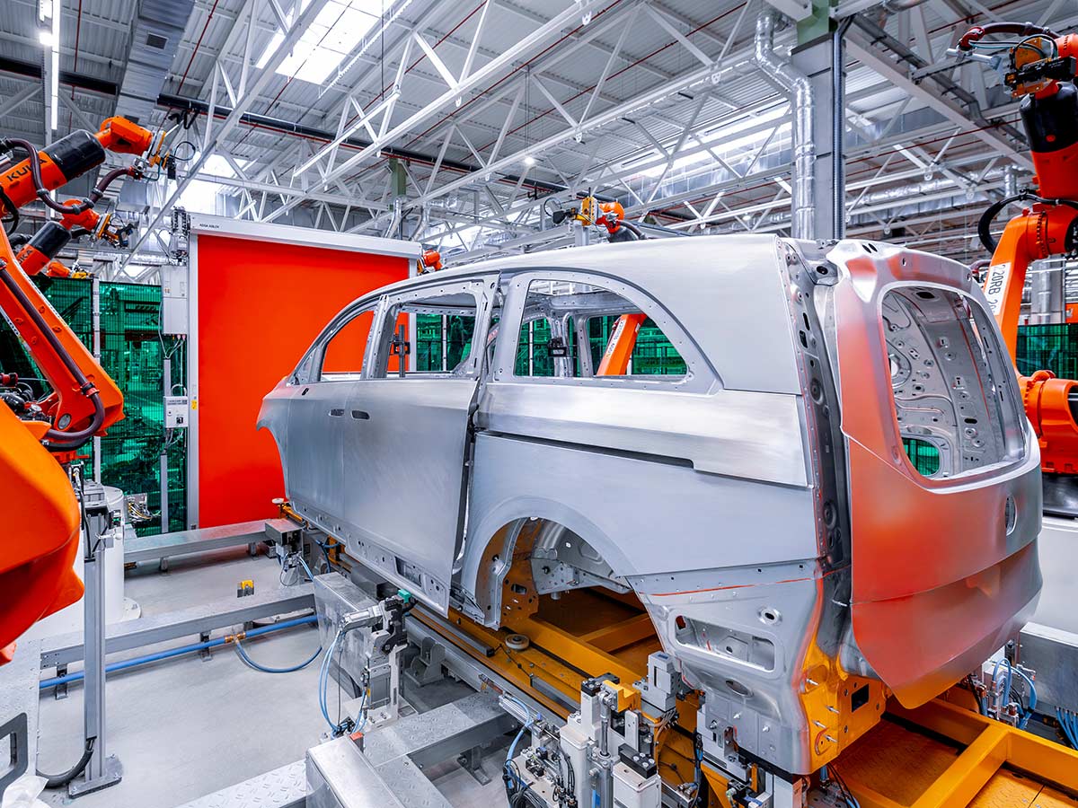 Mercedes-Benz Starts VLE Production in Spain, Signalling a New Era for Electric Luxury Vans 6 Mercedes Benz VLE Production Vitoria plant Robot Body plant