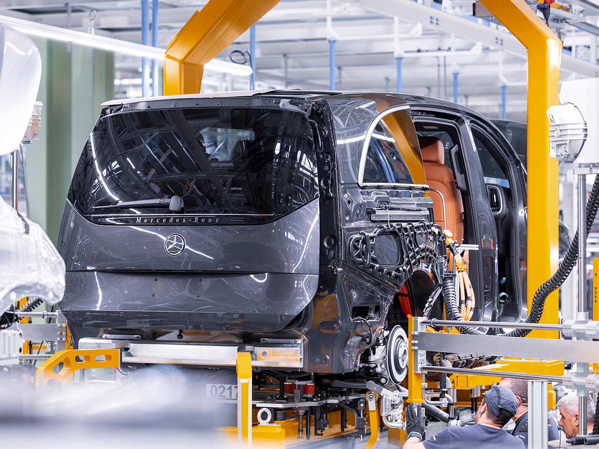 Mercedes-Benz Starts VLE Production in Spain, Signalling a New Era for Electric Luxury Vans 13 Mercedes Benz VLE Production Vitoria plant Skillet Conveyor Rear