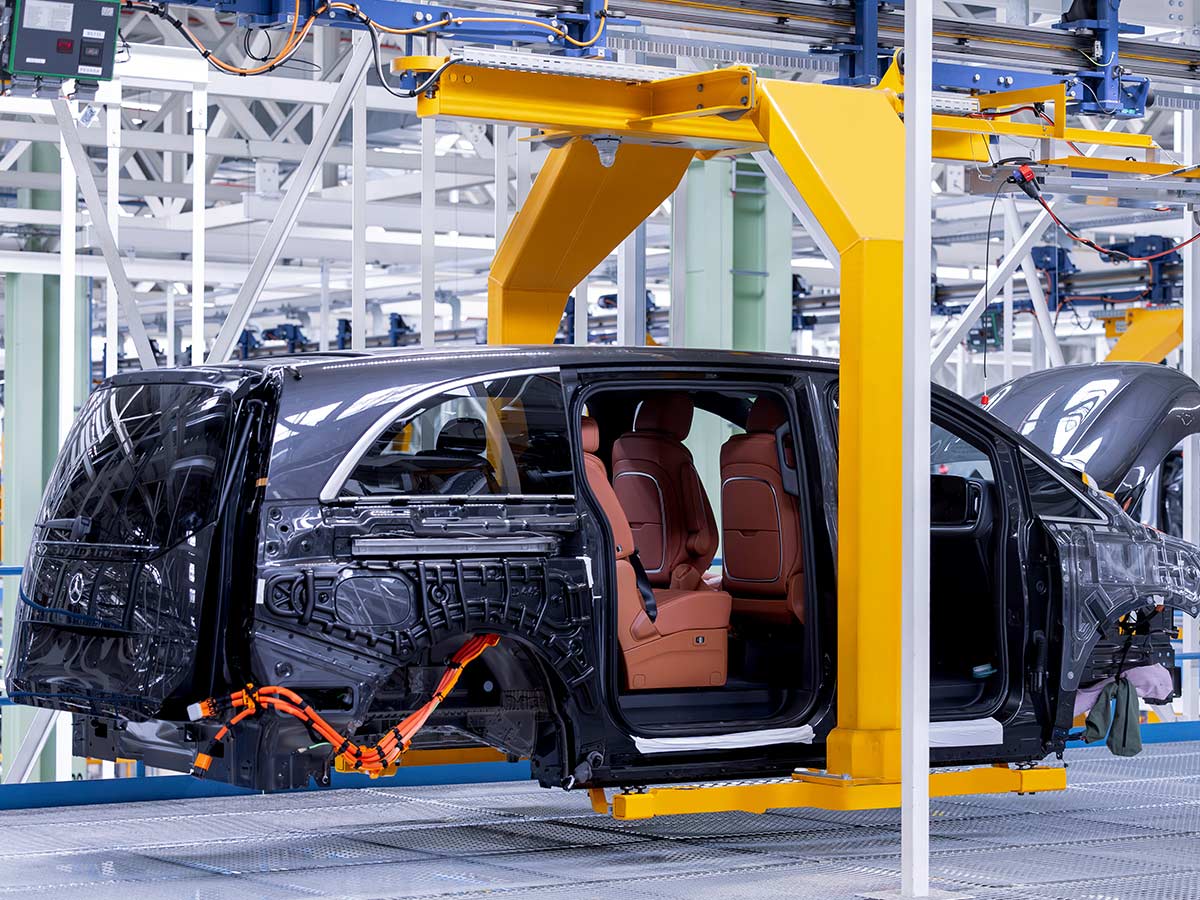 Mercedes-Benz Starts VLE Production in Spain, Signalling a New Era for Electric Luxury Vans 12 Mercedes Benz VLE Production Vitoria plant Skillet Conveyor Side