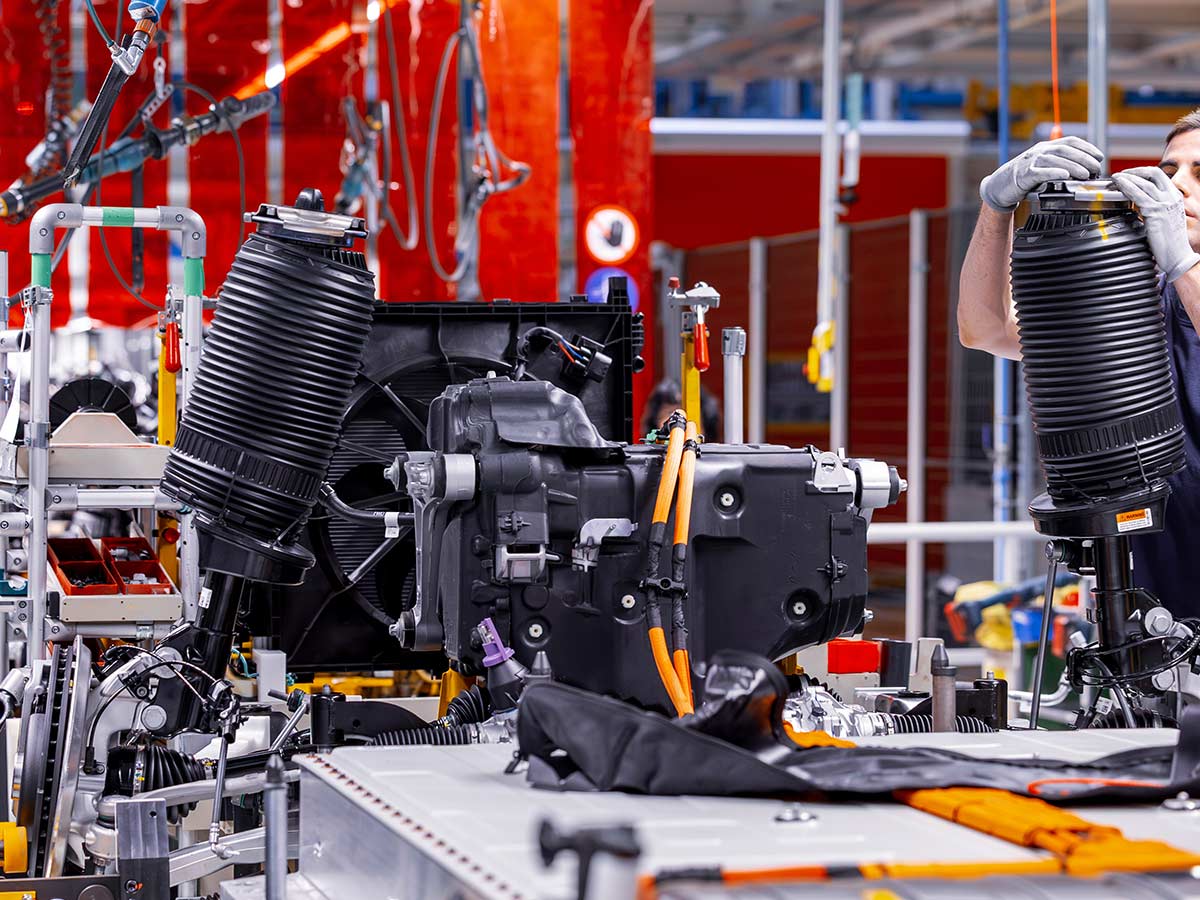 Mercedes-Benz Starts VLE Production in Spain, Signalling a New Era for Electric Luxury Vans 10 Mercedes Benz VLE Production Vitoria plant Suspension Assembly