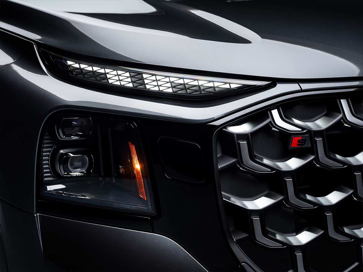 2027 Audi Q9 Unveiled: New Three-Row Flagship SUV Debuts With Up To 591hp, Luxury-Focused Cabin And Advanced Lighting Tech 14 2027 Audi SQ9 DRL and Headlamp