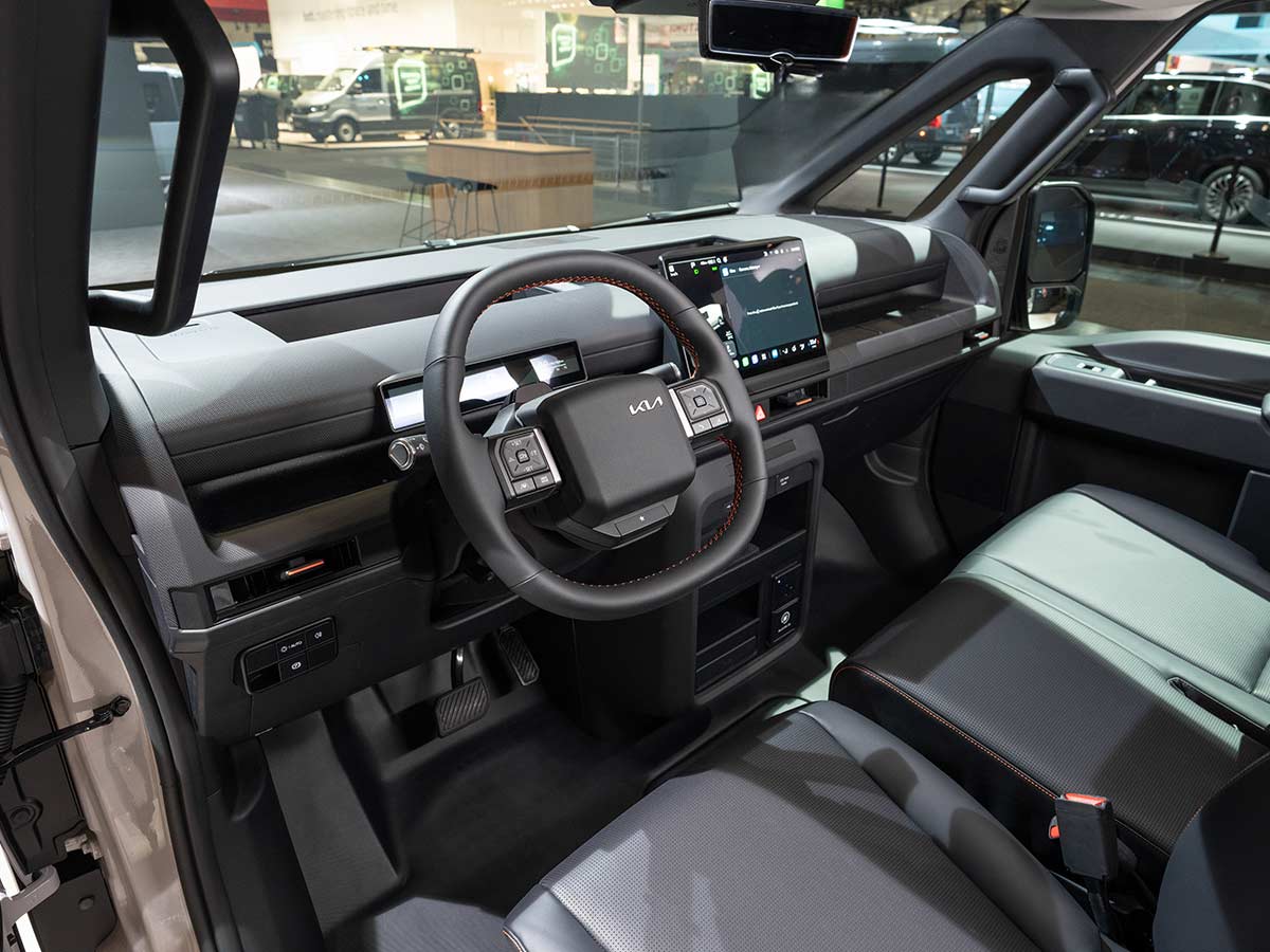 Kia PV7 Unveiled: Specs, Range, 800V Charging, and Payload Capabilities of Kia’s Heavy-Duty Electric PBV 10 2027 Kia PV7 Cargo Driver Side