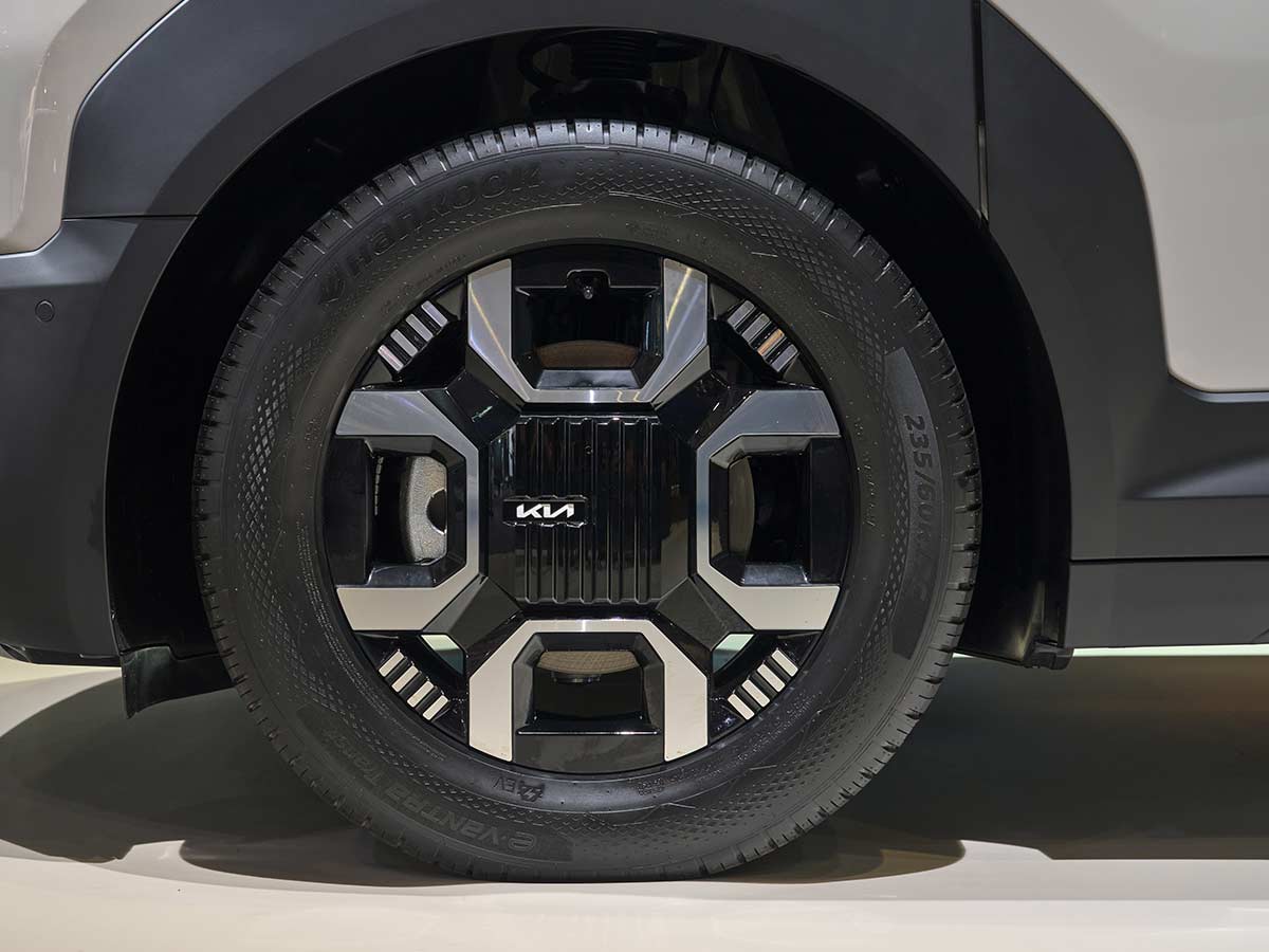 Kia PV7 Unveiled: Specs, Range, 800V Charging, and Payload Capabilities of Kia’s Heavy-Duty Electric PBV 17 2027 Kia PV7 Cargo Wheels