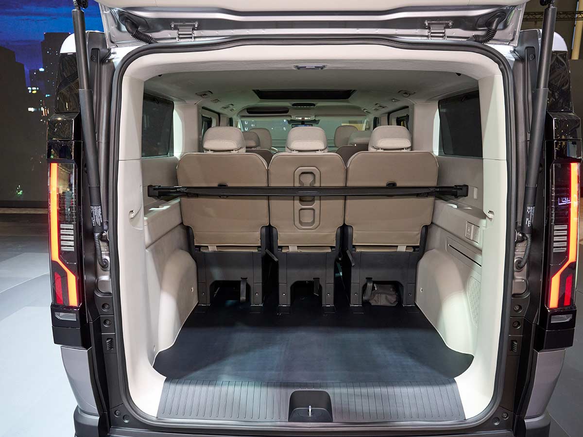 Kia PV7 Unveiled: Specs, Range, 800V Charging, and Payload Capabilities of Kia’s Heavy-Duty Electric PBV 27 2027 Kia PV7 Passenger Luggage Space