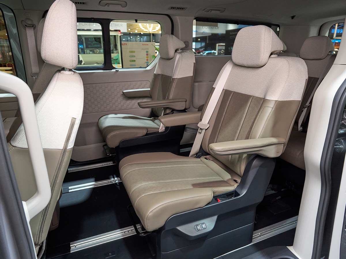 Kia PV7 Unveiled: Specs, Range, 800V Charging, and Payload Capabilities of Kia’s Heavy-Duty Electric PBV 25 2027 Kia PV7 Passenger Middle Row Seats