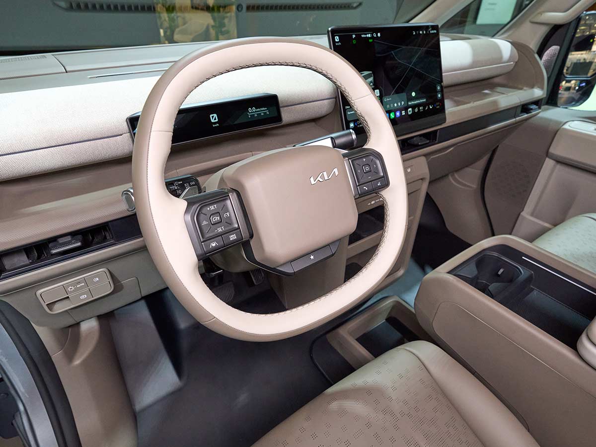 Kia PV7 Unveiled: Specs, Range, 800V Charging, and Payload Capabilities of Kia’s Heavy-Duty Electric PBV 23 2027 Kia PV7 Passenger Steering Wheel