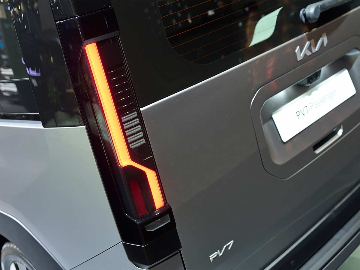 Kia PV7 Unveiled: Specs, Range, 800V Charging, and Payload Capabilities of Kia’s Heavy-Duty Electric PBV 21 2027 Kia PV7 Passenger Tail Lamp