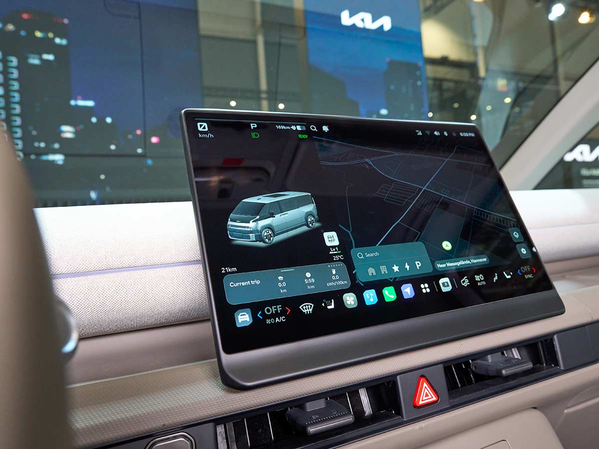 Kia PV7 Unveiled: Specs, Range, 800V Charging, and Payload Capabilities of Kia’s Heavy-Duty Electric PBV 8 2027 Kia PV7 Passenger Touchscreen