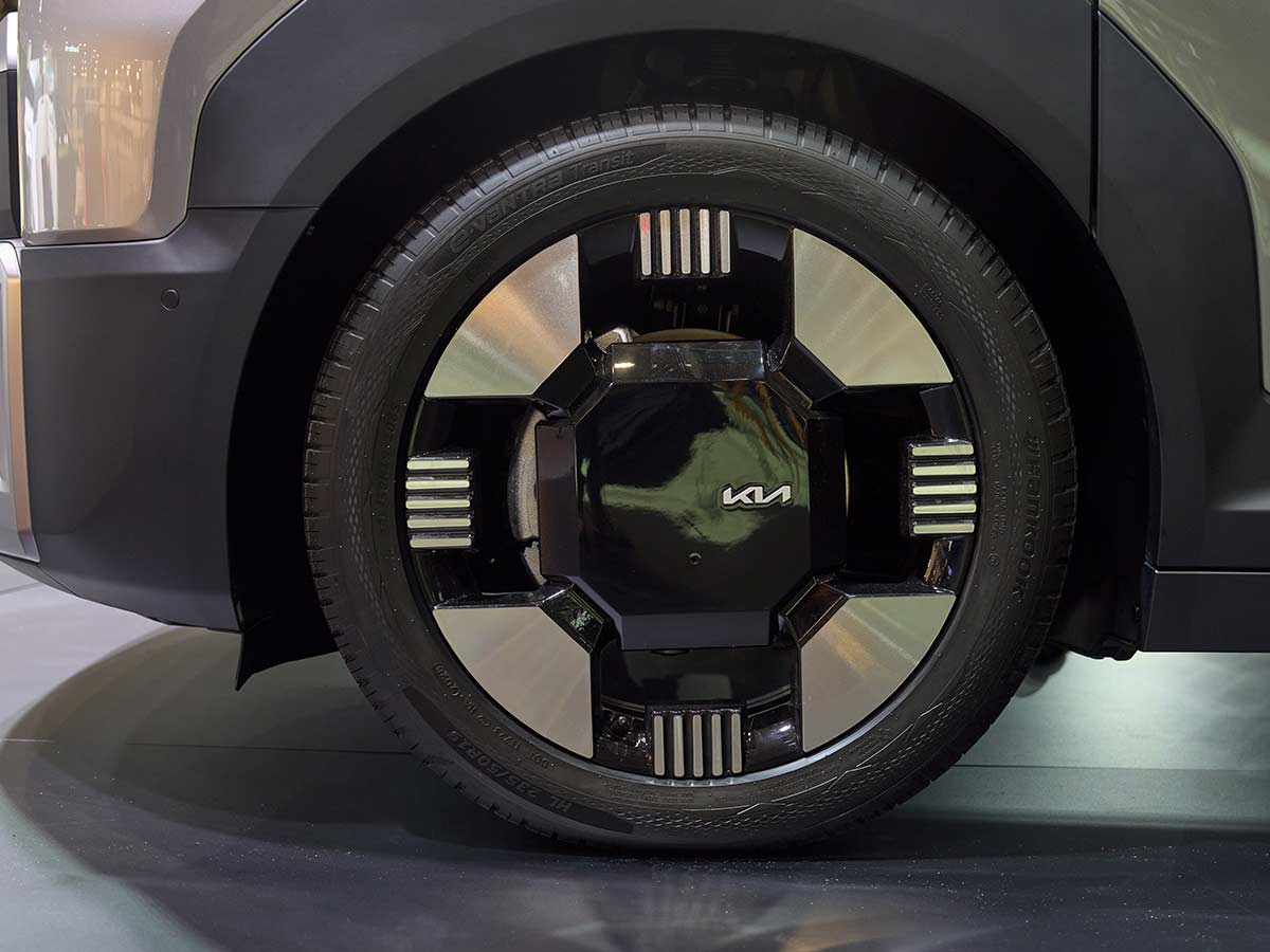 Kia PV7 Unveiled: Specs, Range, 800V Charging, and Payload Capabilities of Kia’s Heavy-Duty Electric PBV 30 2027 Kia PV7 Passenger Wheels